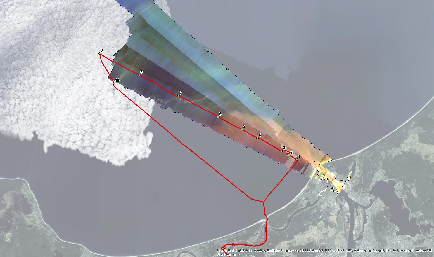 Attālās izpētes lidojumu līnijas virs Daugavas ietekas Baltijas jūrā un lauka izpētes datu ievākšanas punkti. Lidojuma līniju krāsu atšķirības raksturo ūdens optiskās īpašības. Attēls: VRI