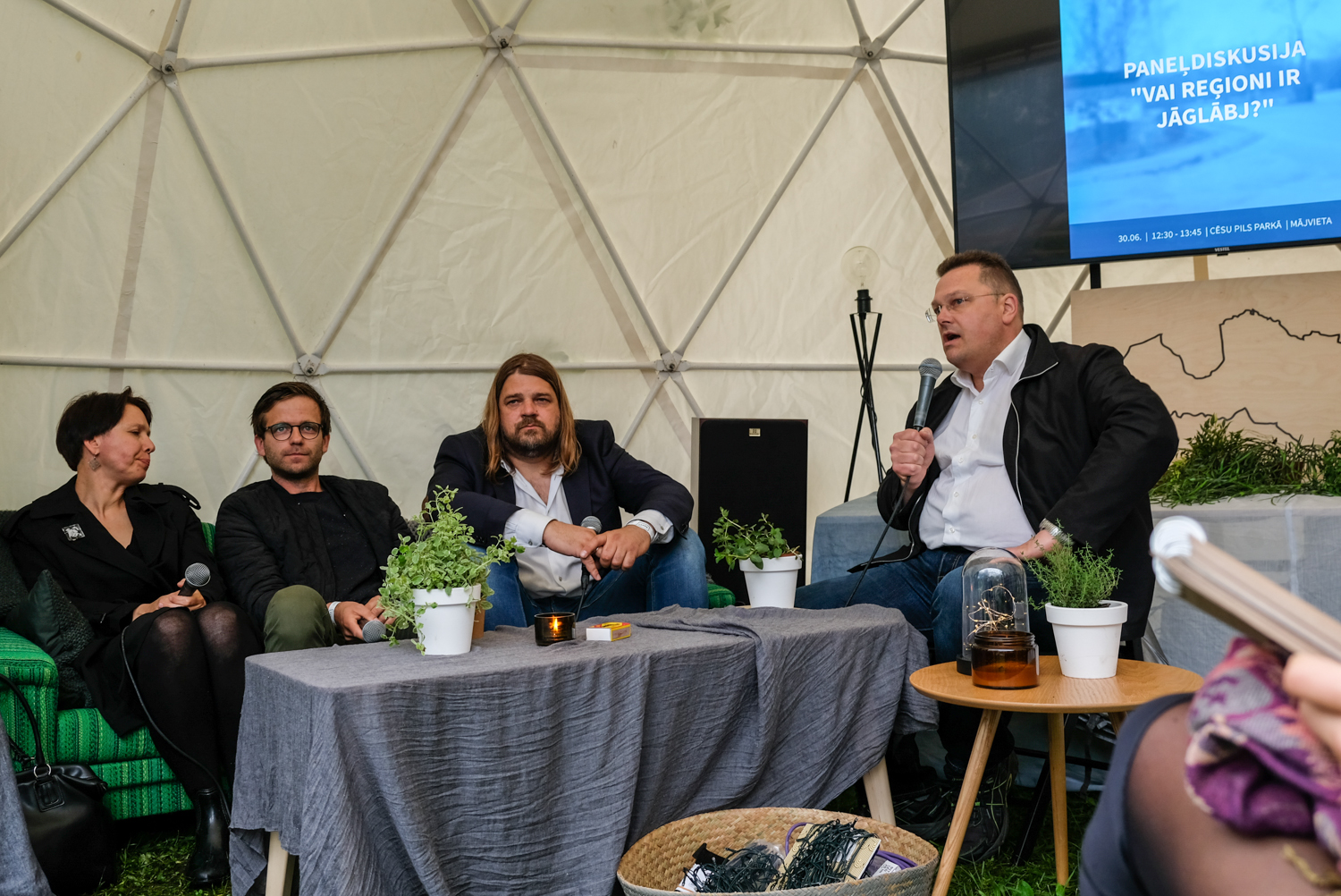 No kreisās puses  - Elīna Kalniņa, Toms Kokins, Gundars Skudriņš, Ģirts Rungainis. Foto: E.Baltskara