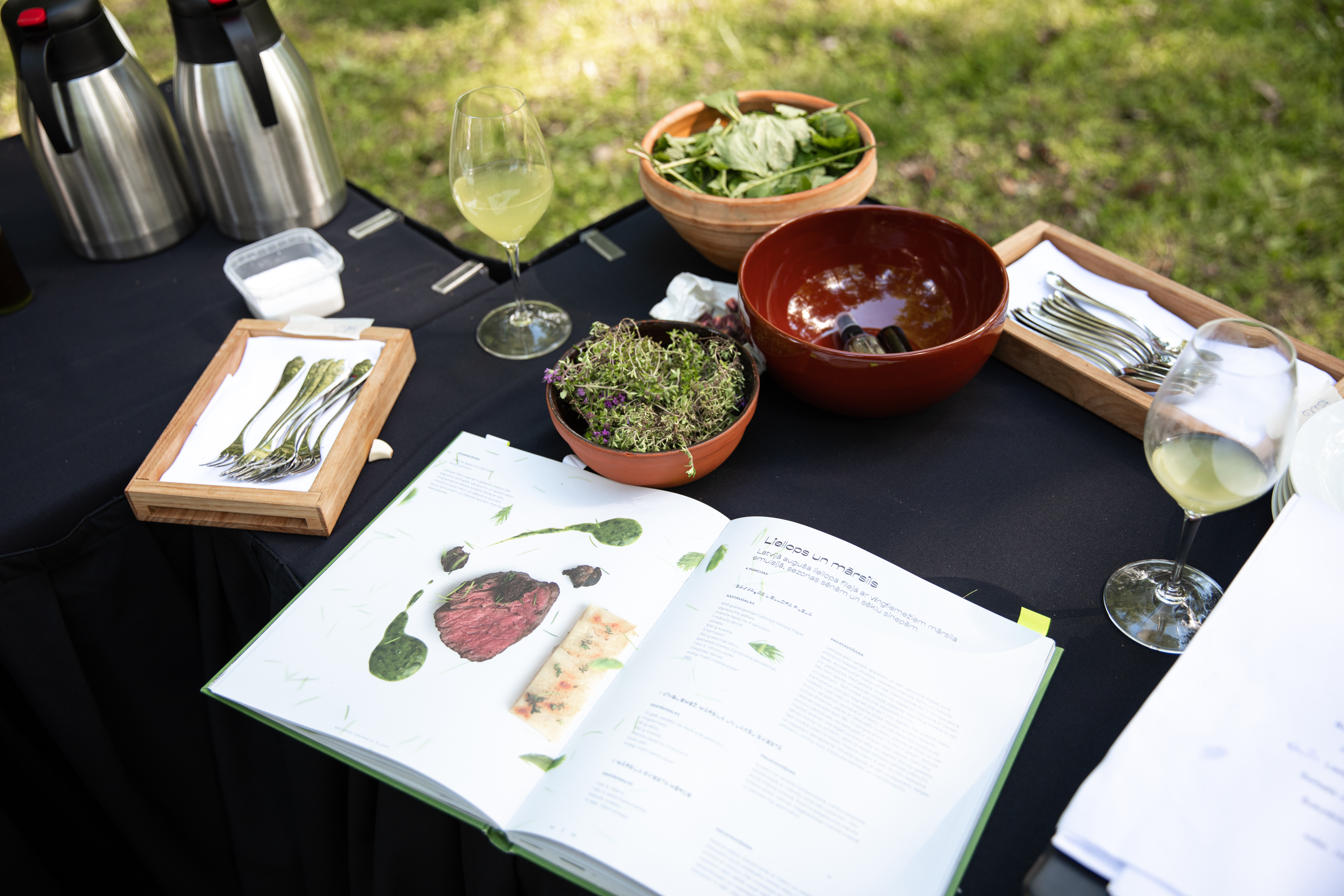 Restorāna “Kest” šefpavāra Māra Jansona, Vides risinājumu institūta un Latvijas Dabas fonda recepšu grāmata “Pļava”. Attēls: Liene Lenoviča