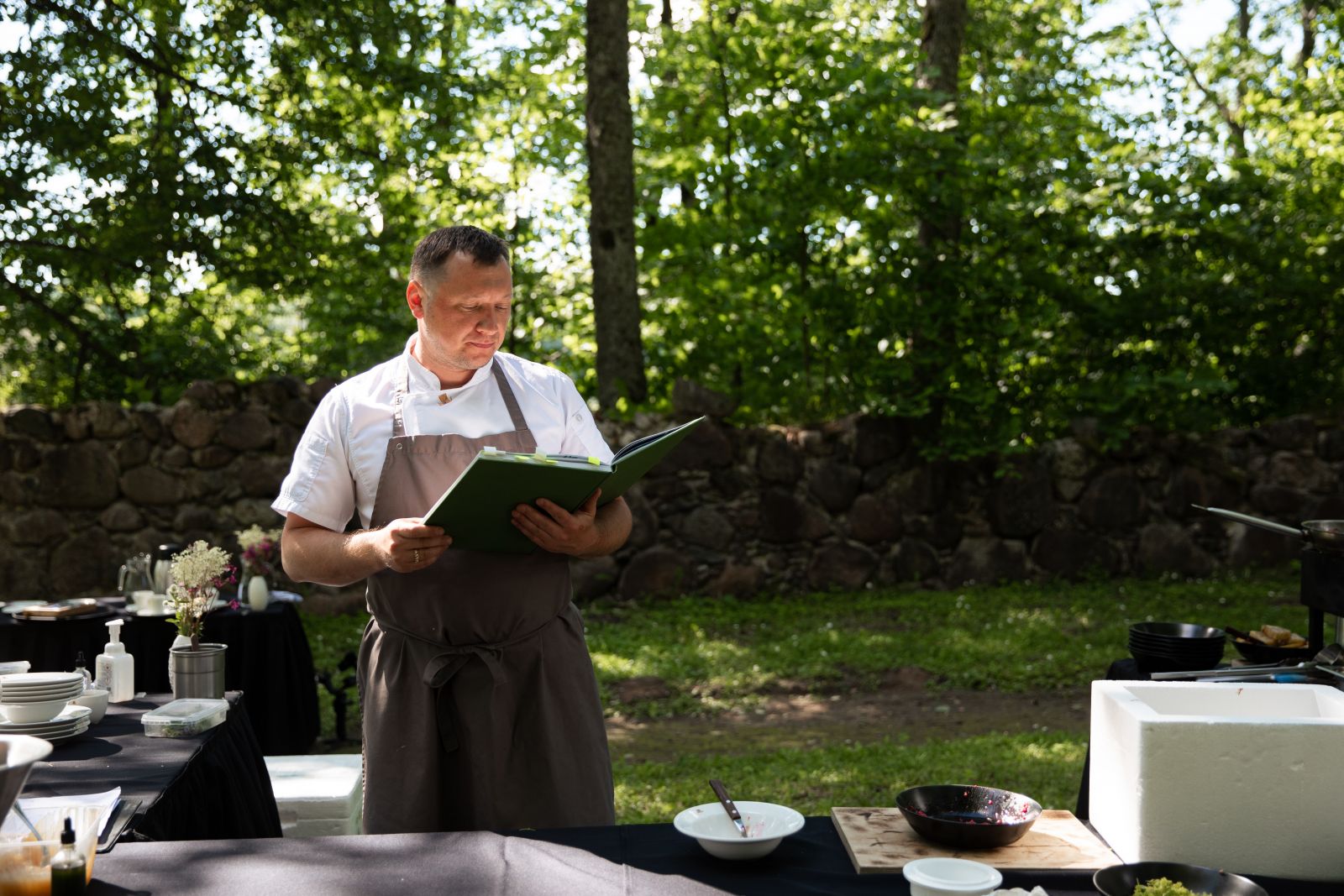 Restorāna “Kest” šefpavārs Māris Jansons recepšu grāmatas “Pļava” atklāšanas pasākumā. Attēls: Liene Lenoviča