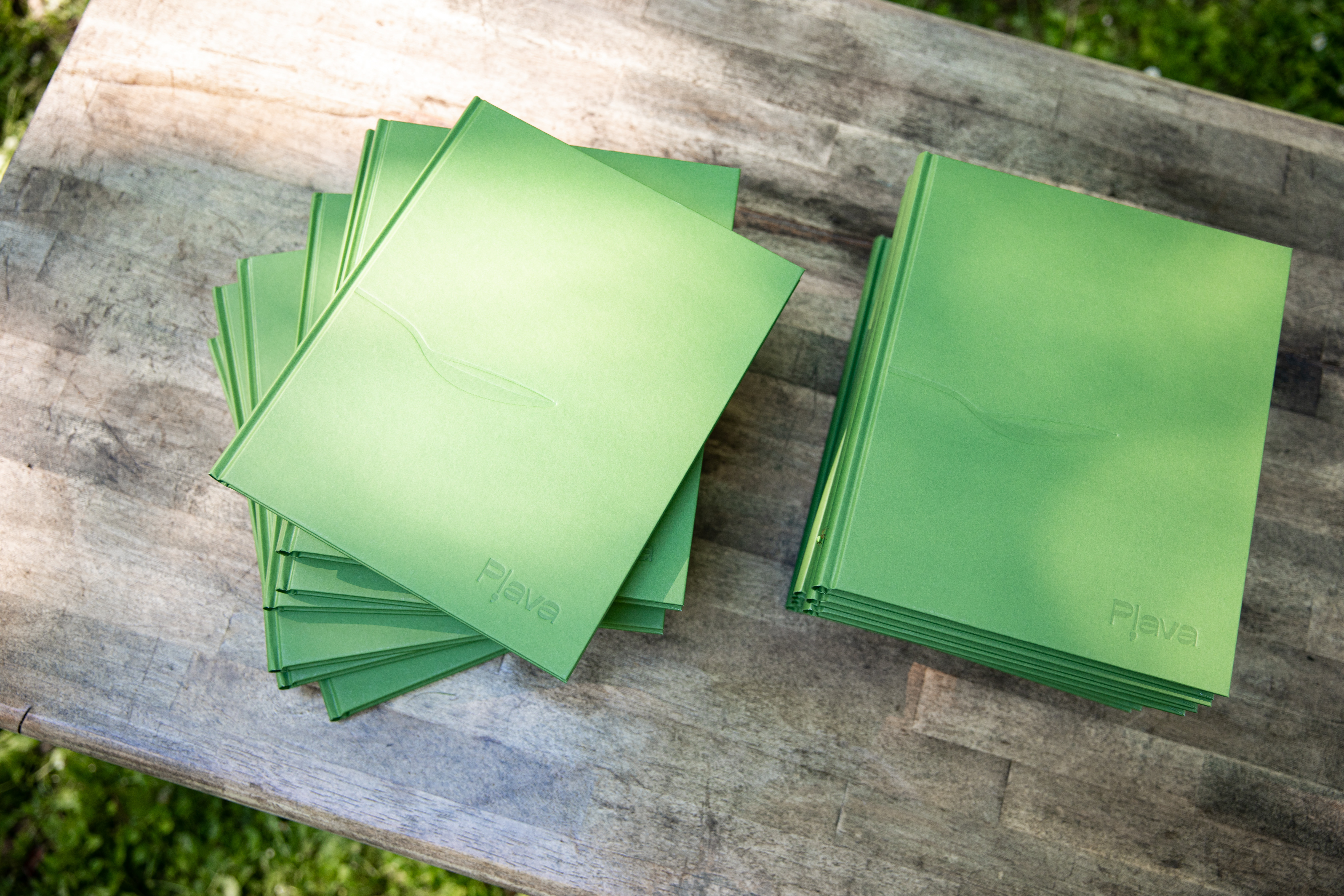 Restorāna “Kest” šefpavāra Māra Jansona, Vides risinājumu institūta un Latvijas Dabas fonda recepšu grāmata “Pļava”. Attēls: Liene Lenoviča.