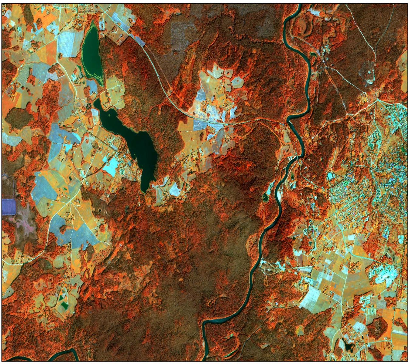 Sentinel-2 infrasarkanās gaismas attēlā redzami meži, lauki, ūdens, kaila augsne un apbūvētās teritorijas Cēsu novadā. Attēls: EKA